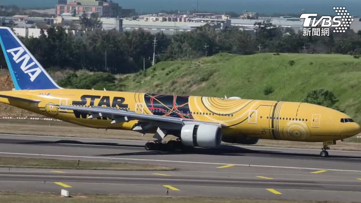 C-3PO ANA JET lands in Taiwan (TVBS News)