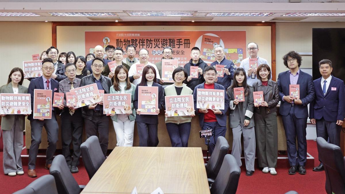 Taiwan unveils pet disaster manual (Courtesy of Wu Pei-yi’s Facebook)