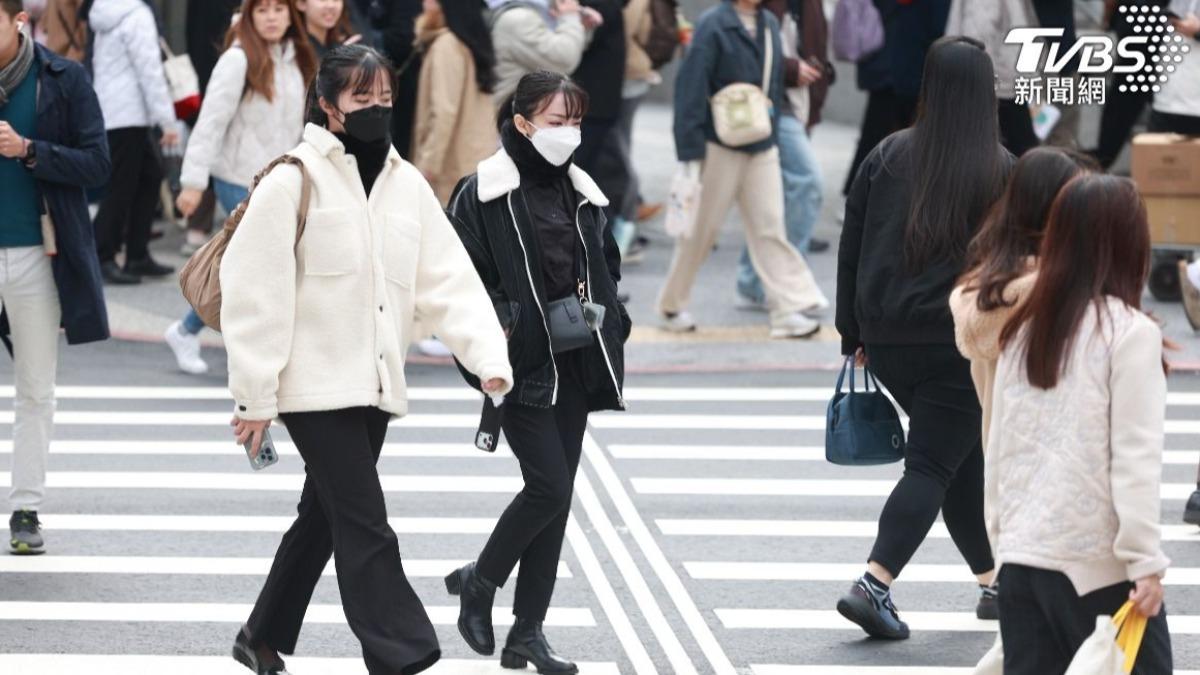 Cold air mass hits Taiwan, rain follows (TVBS News)