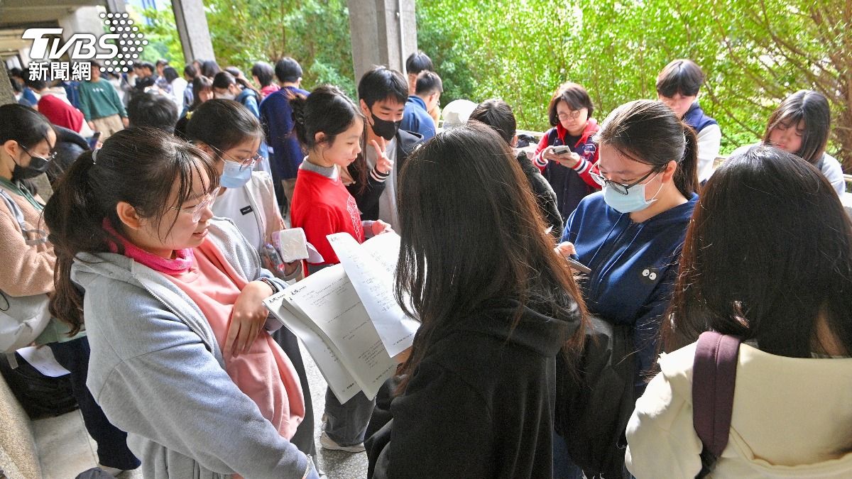 Students tackle tough social sciences test (TVBS News)