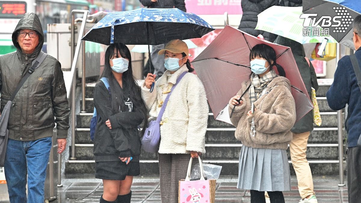 North Taiwan sees cloudy skies, brief showers (TVBS News)