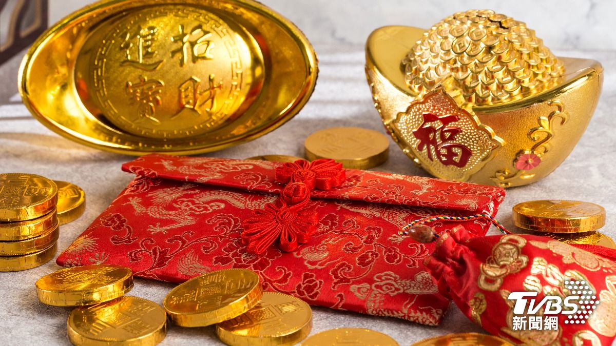 Red envelopes bring prosperity anew (Shutterstock)