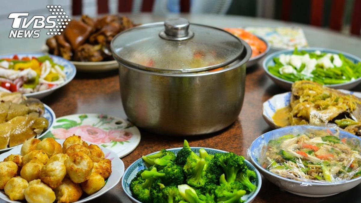 Taiwan families celebrate Lunar New Year (TVBS News)