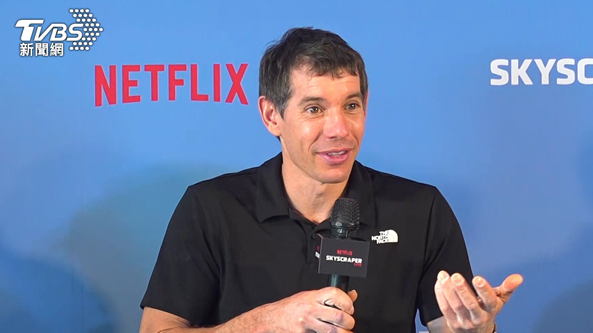 The crowd gasped as Honnold started climbing — then cheered (TVBS News)