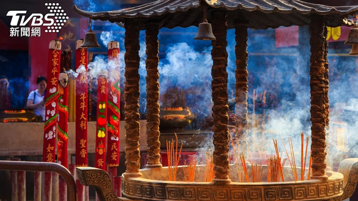 Families honor deities with offerings (TVBS News)