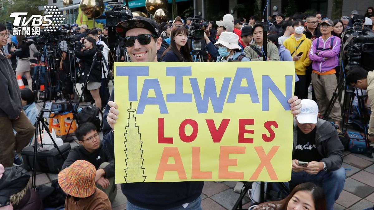 Taipei 101 climb sparks safety debate in Taiwan (TVBS News)
