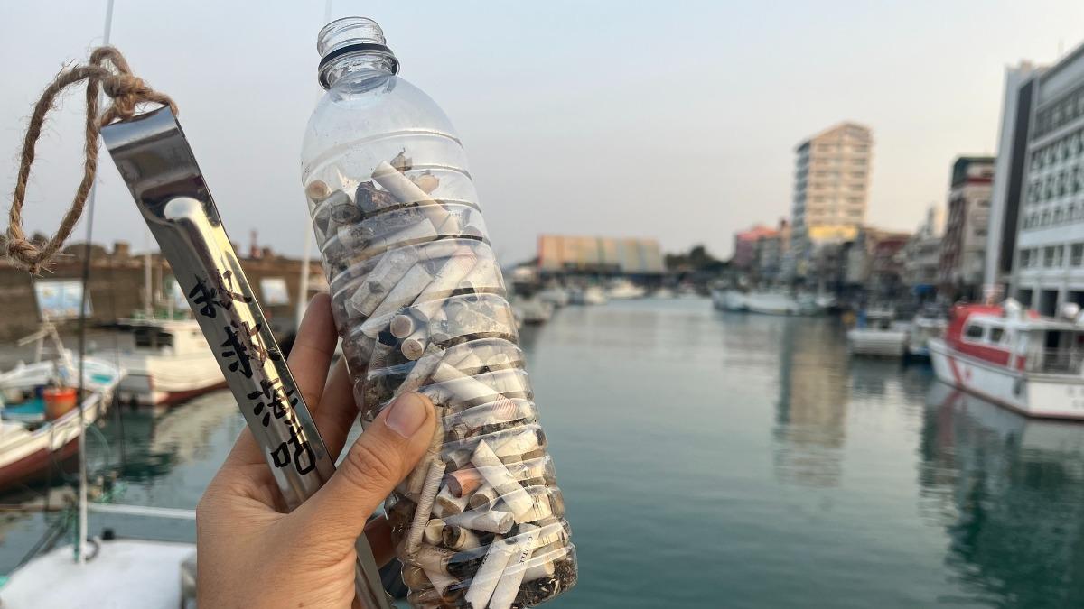 Tourists trade cigarette butts for gifts on Liuqiu Island (Courtesy of HiiN Studio’s Facebook)