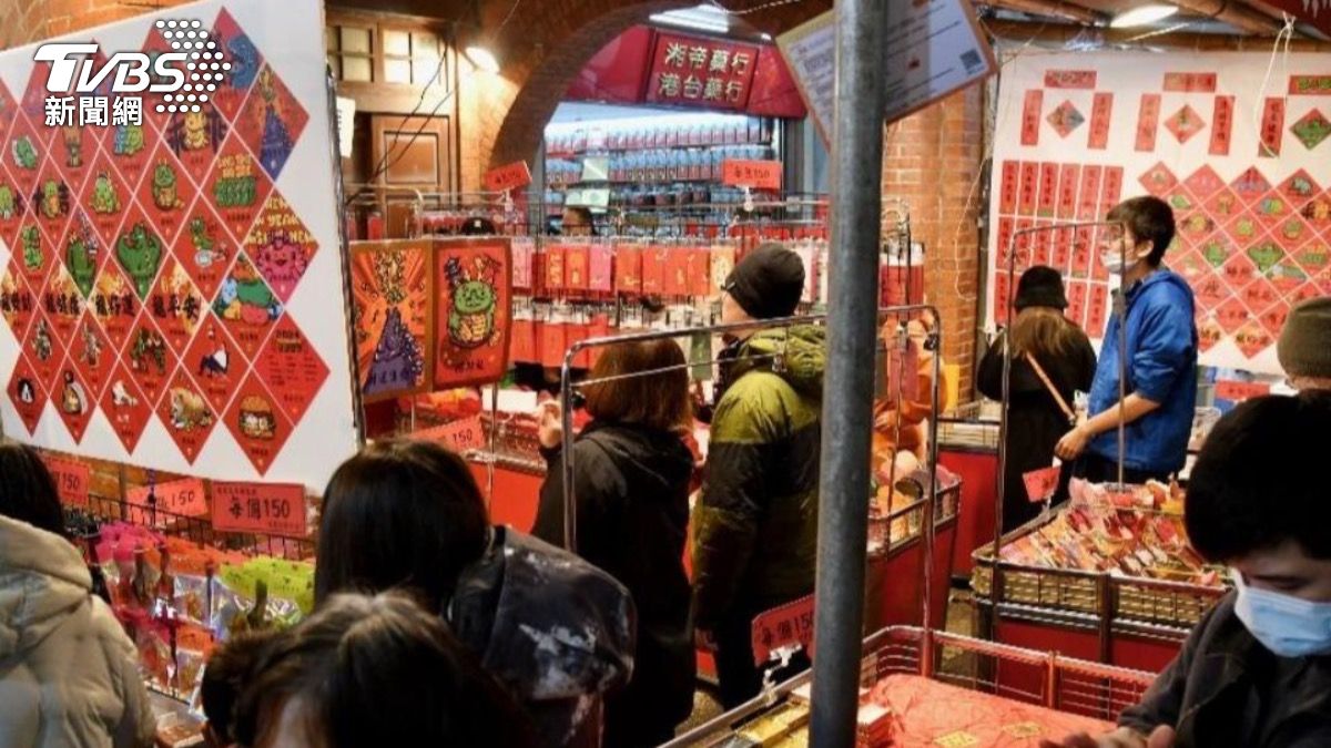 This historic street transforms into New Year shopping heaven (TVBS News)
