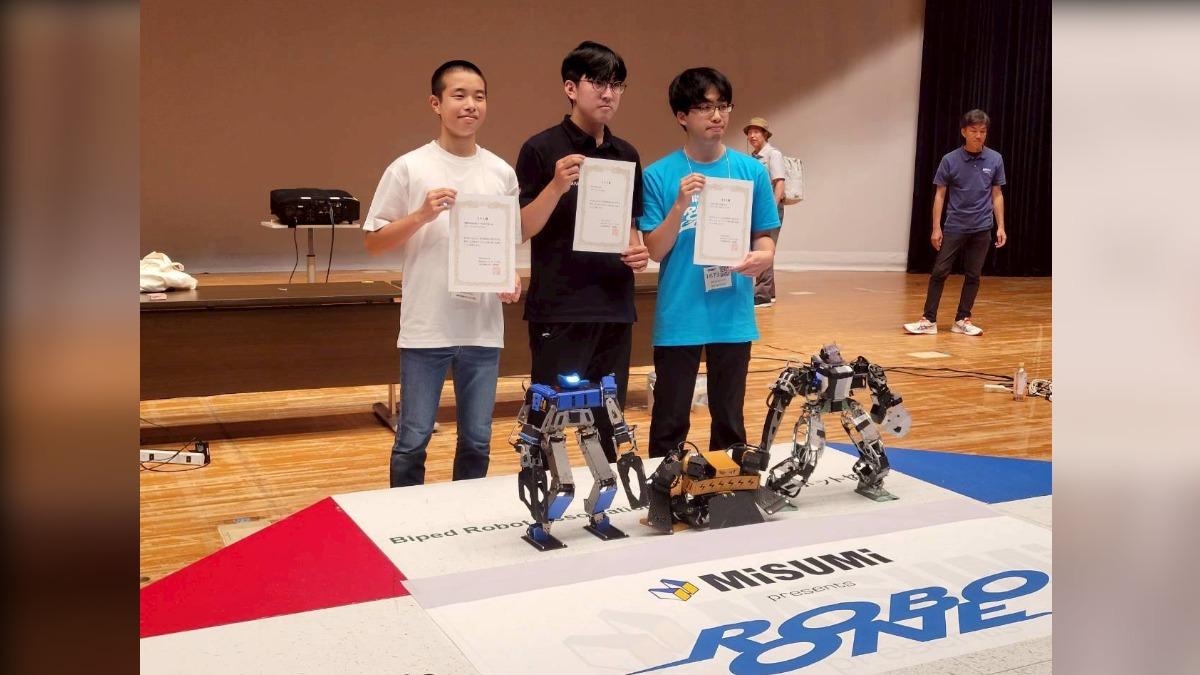 Lin Jui-chieh honored for robot design (Courtesy of NTUST)