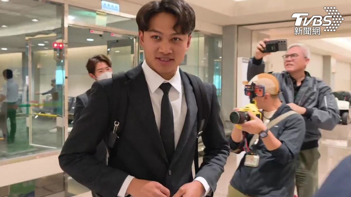 SoftBank Hawks land in Taiwan for series (TVBS News)