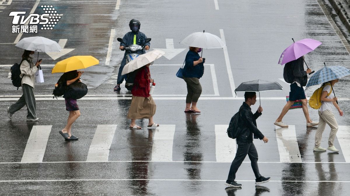 Front arrives in Taiwan, bringing rain (TVBS News)