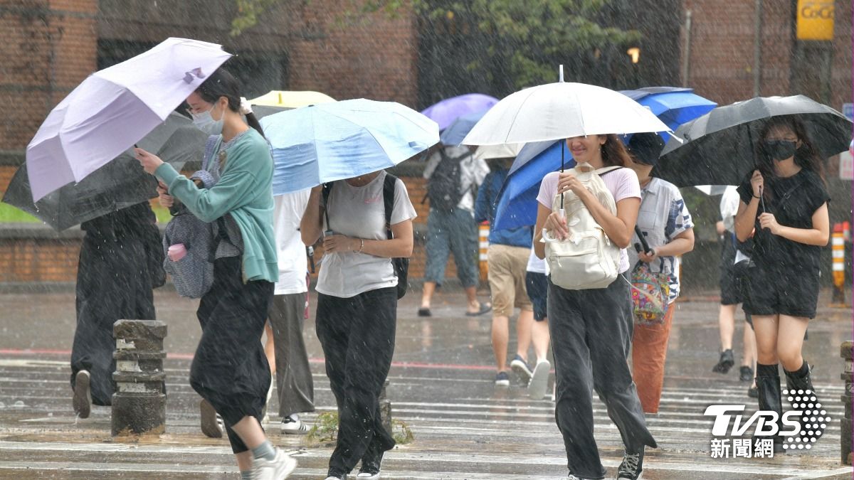 Storm warning: Taiwan faces lightning, fog, then heat wave (TVBS News)