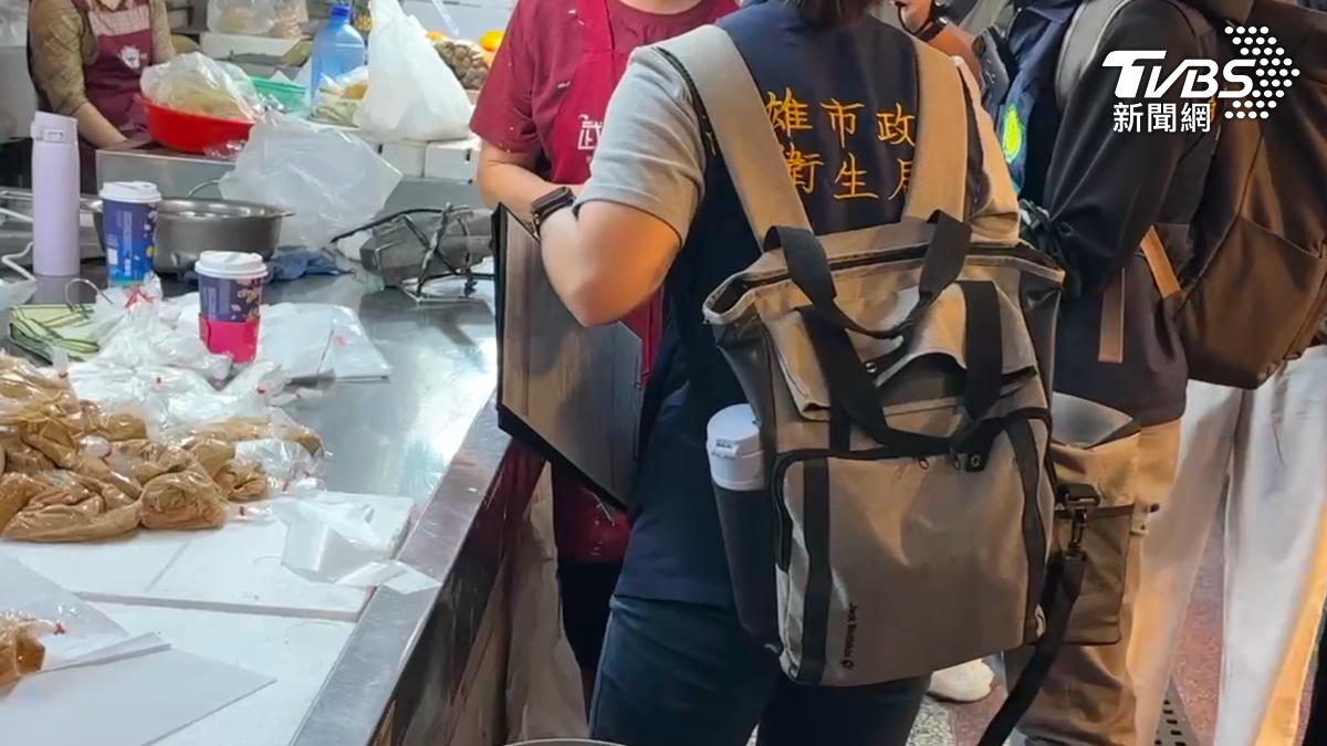  140 seek treatment after spring rolls (TVBS News)