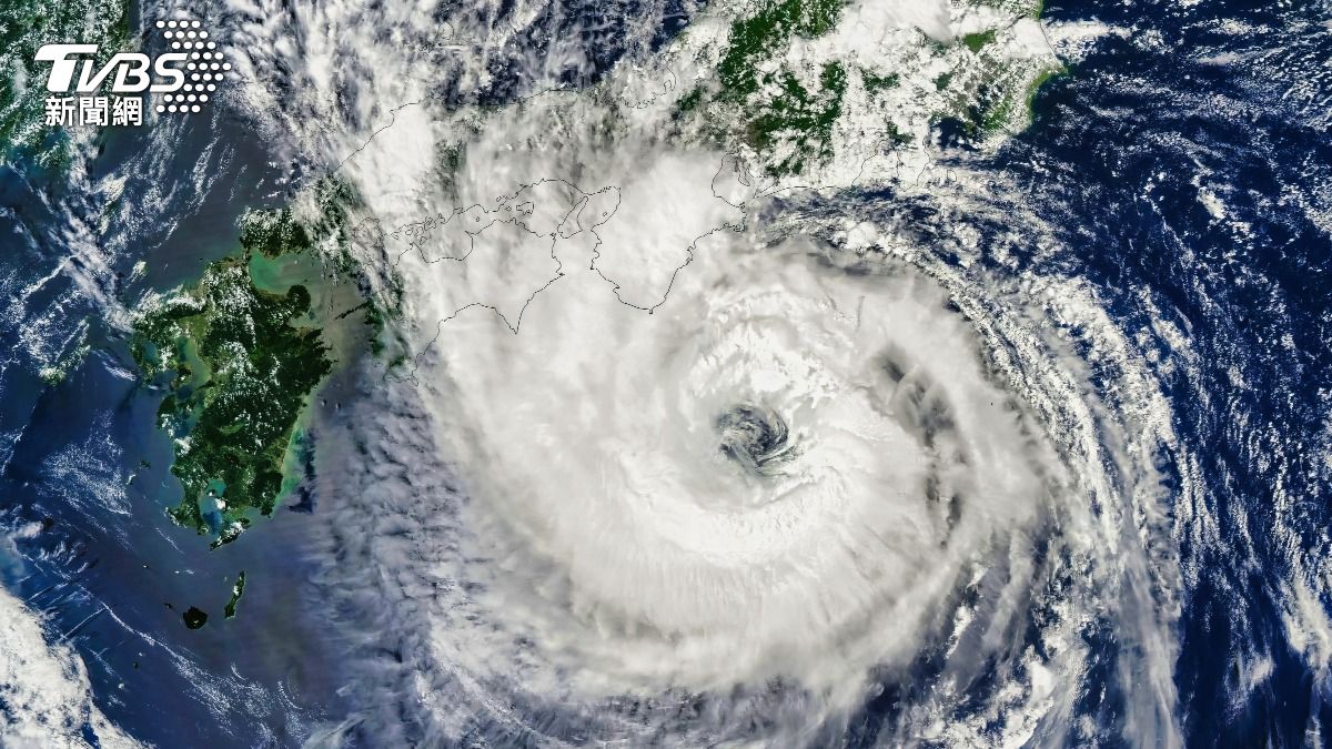 Taiwan sees hot, muggy weather as Typhoon Sinlaku forms (Shutterstock)