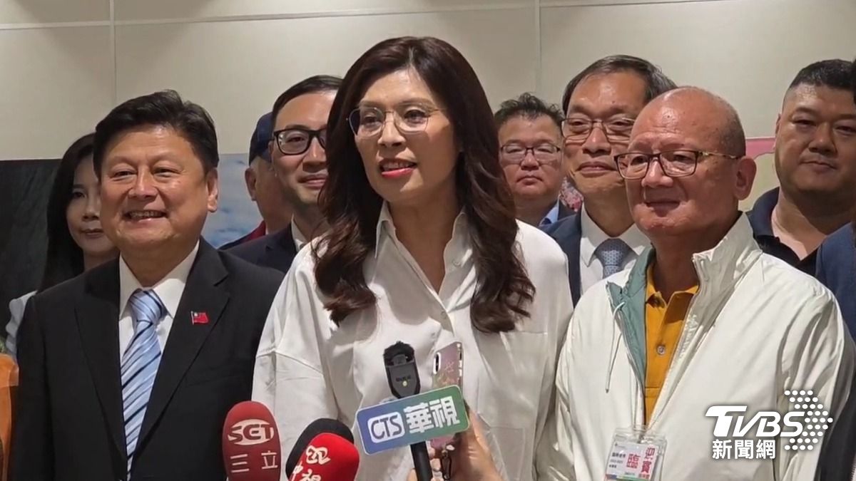 Cheng Li-wun lands in Taiwan to political divide over China (TVBS News)