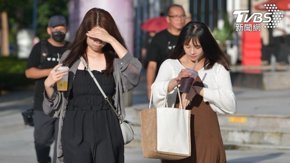 Taiwan’s weather swings from 36°C heat to weekend rain (TVBS News)