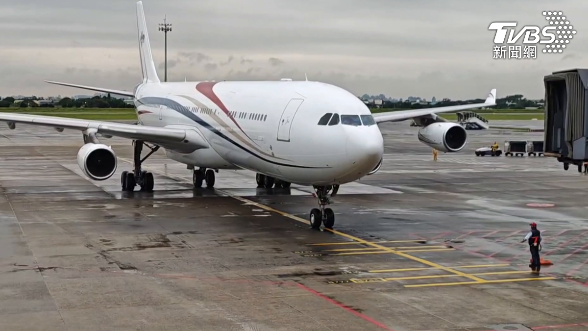 This 25-year-old plane just humiliated China’s diplomats (TVBS News)