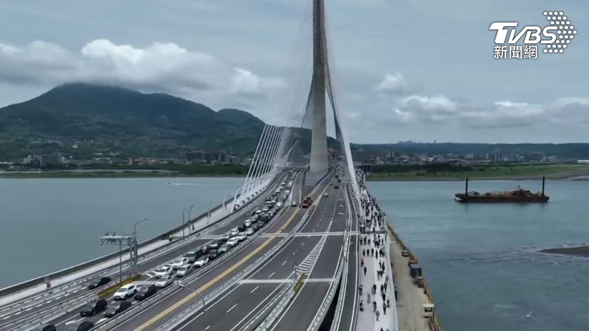 Taiwan unveils Danjiang Bridge (TVBS News)