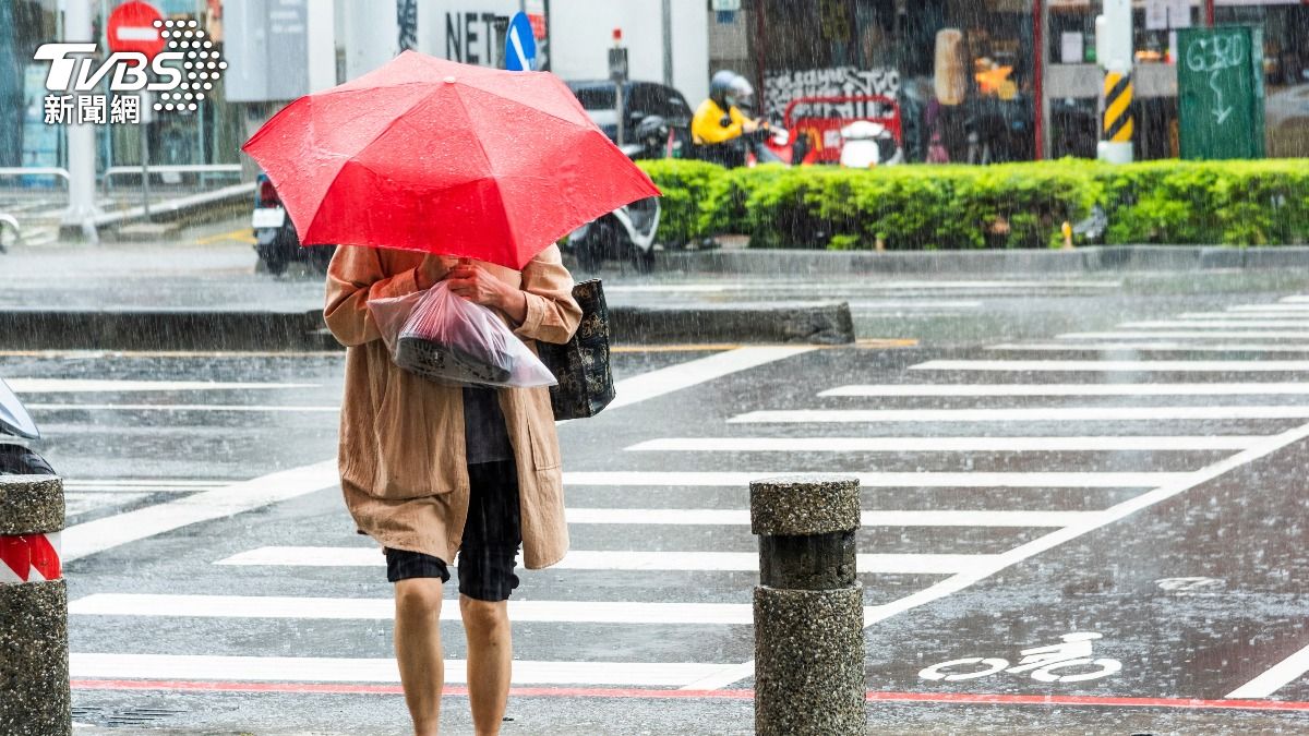 Central, northern Taiwan hit by showers (TVBS News)