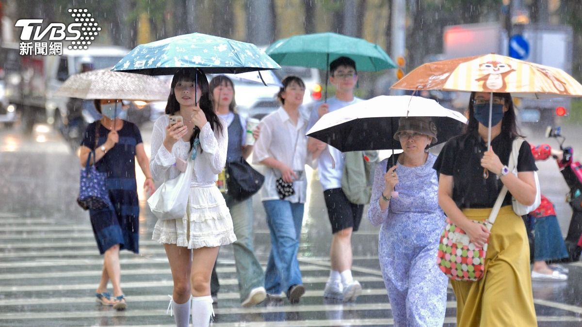 Taiwan forecast: northern rain, southern heat, offshore storm (TVBS News)