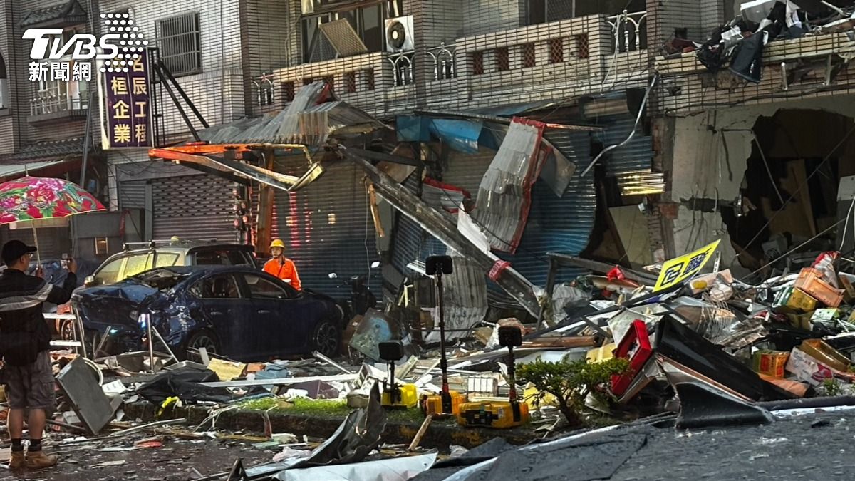 Bakery owners crushed by wall from shop that just opened (TVBS News)