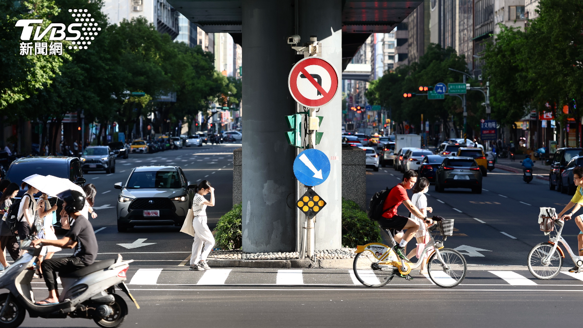 Hot hot hot! Taiwan sizzles as Dragon Boat weekend arrives (TVBS News)