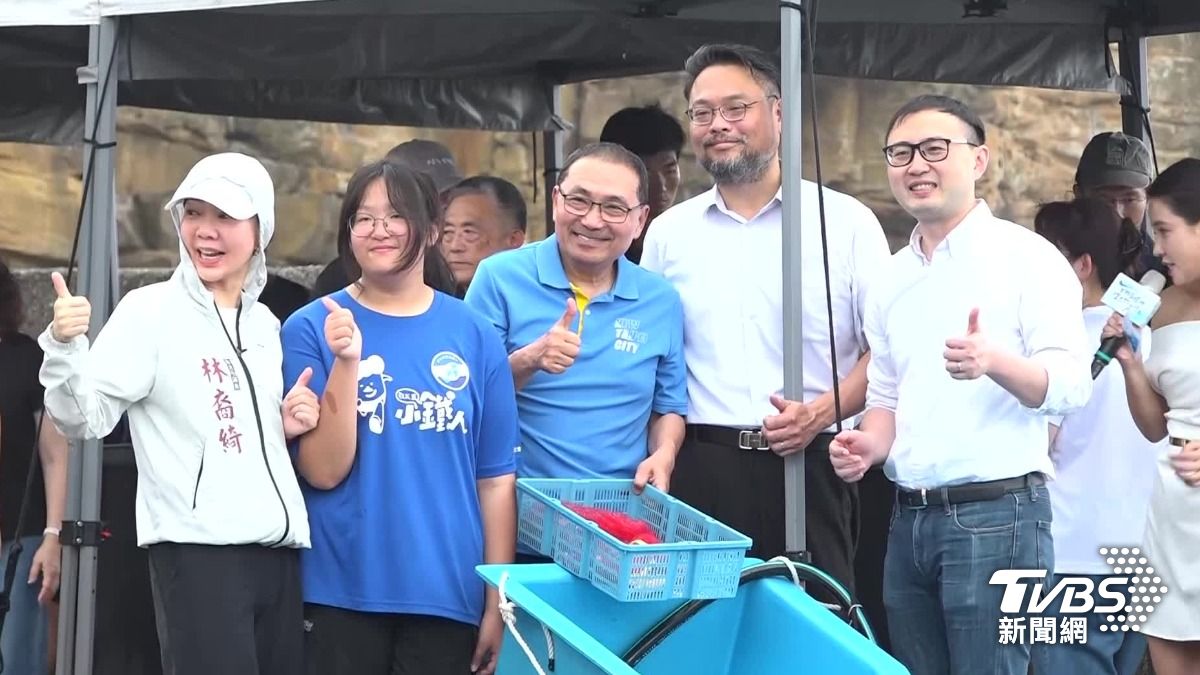 New Taipei releases abalone, sea urchins to restore coast