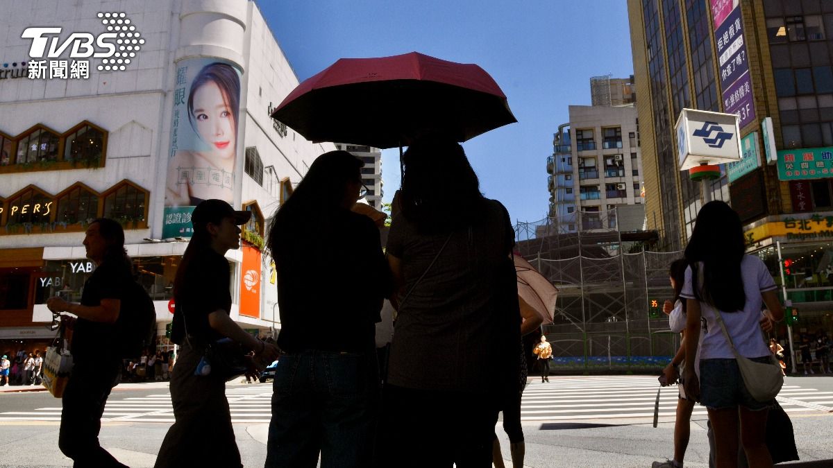 Typhoon Dolphin brings uncertainty to Taiwan holiday plans (TVBS News)