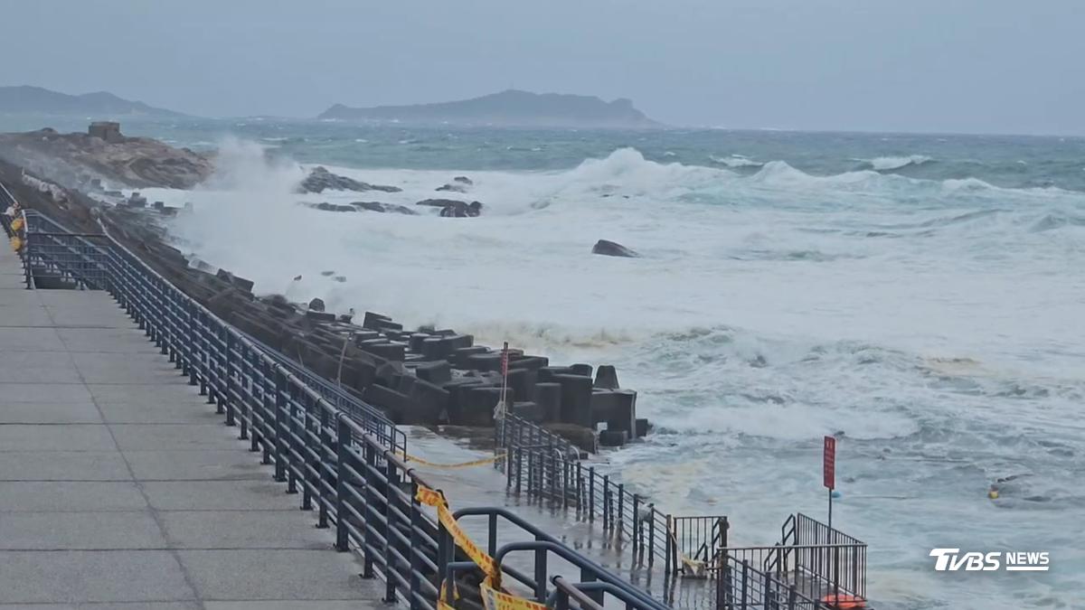 Taiwan's weather agency says Typhoon Champi landfall cannot be ruled out as the severe storm approaches, with peak impacts expected Friday night through Saturday. (TVBS News)