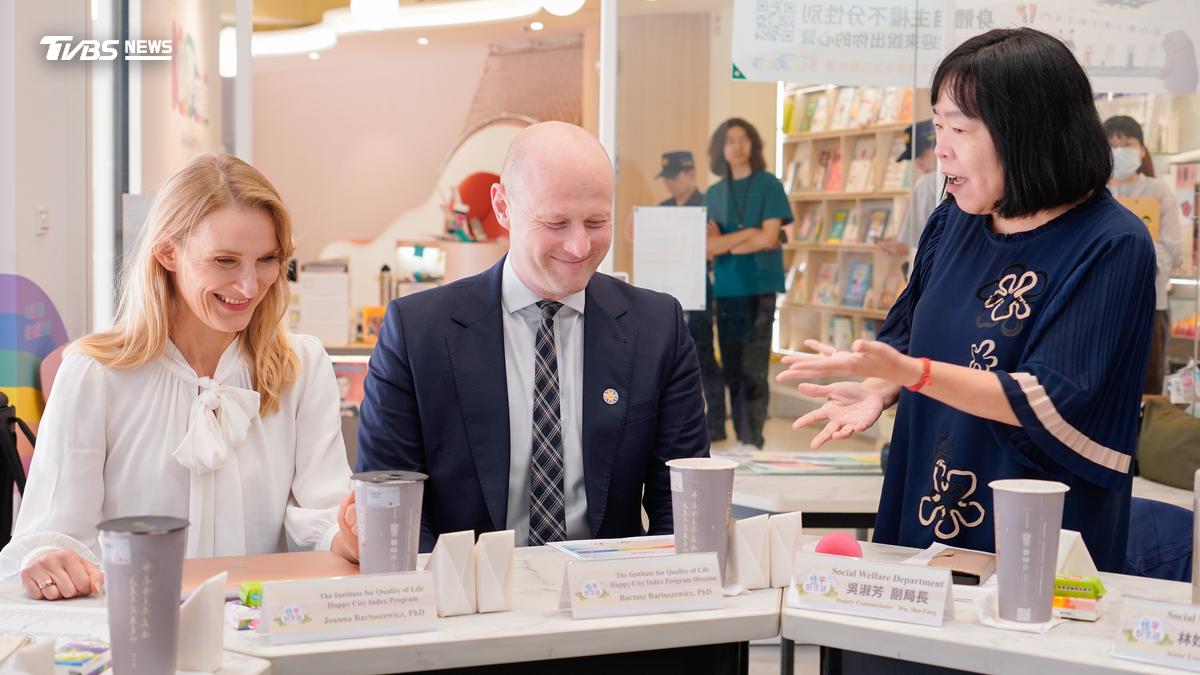 New Taipei City Social Affairs Department Deputy Director Wu Shu-fang, right, welcomes two British researchers specializing in quality of life and gender equality to New Taipei City's 'Gender Equality Hub' on Monday, October 21, 2026.  (Courtesy of New Taipei City Gov't)